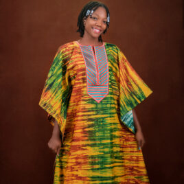 Boubou brodé en toile de coton teint à la technique
