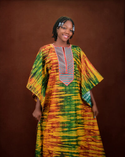 Boubou brodé en toile de coton teint à la technique